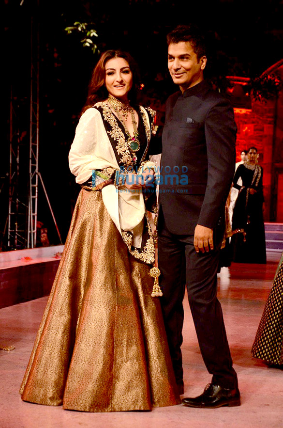 sonali bendre soha ali khan walk the ramp for make in india fashion show 8