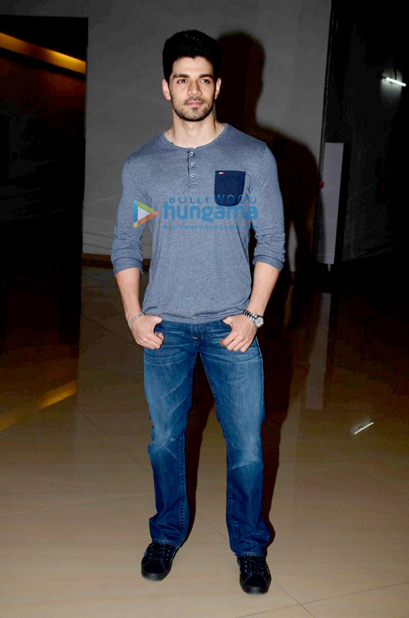 celebs grace the special screening of aligarh 10