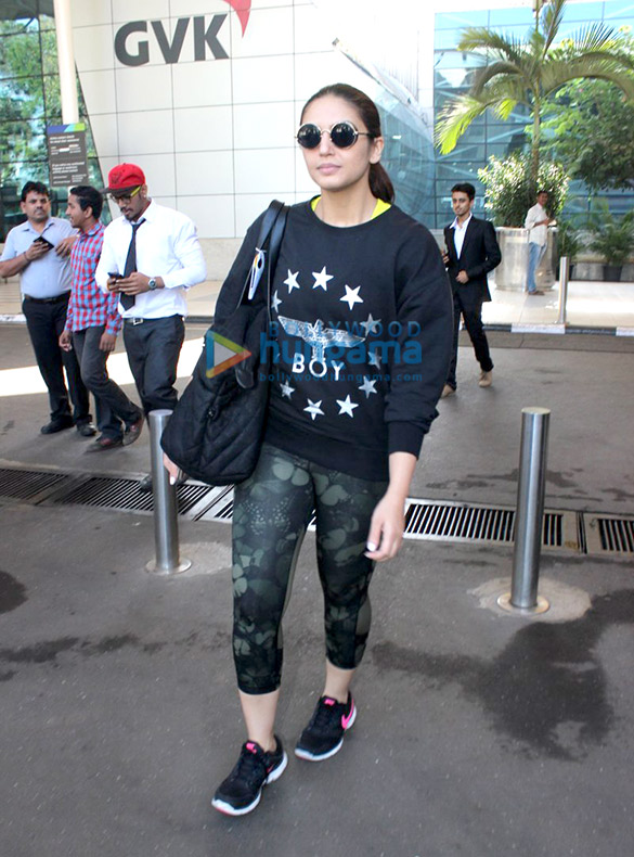 karan johar suhana khan kriti sanon mahendra singh dhoni others snapped at domestic airport 6