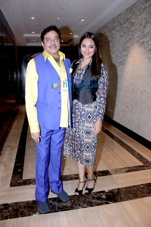 amitabh bachchan at the launch of shatrughan sinhas biography anything but khamosh 13