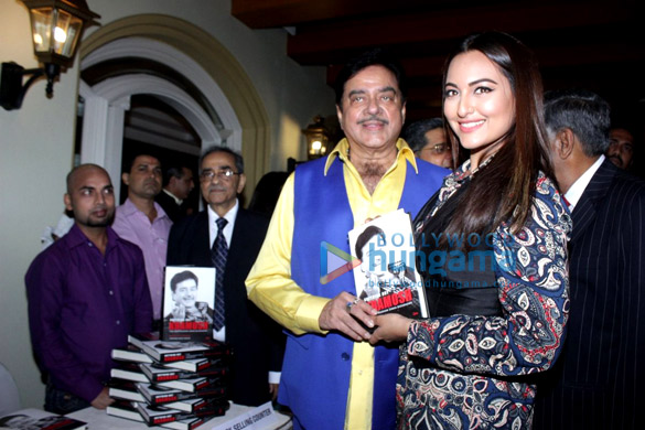 amitabh bachchan at the launch of shatrughan sinhas biography anything but khamosh 5