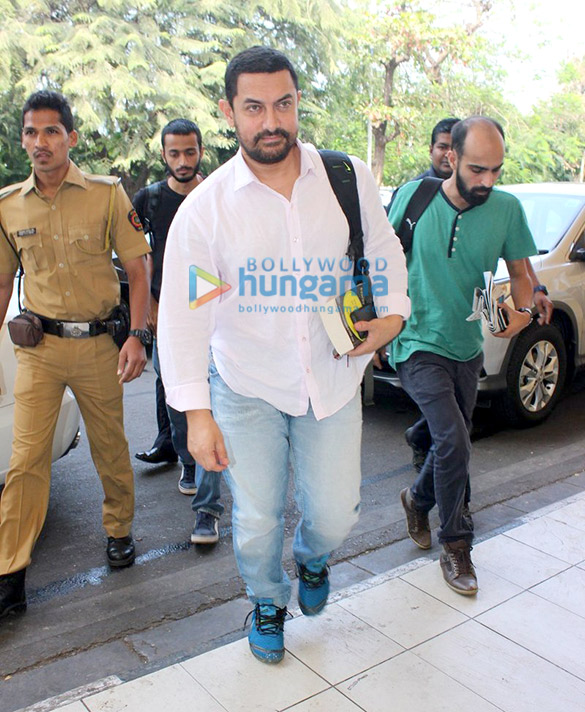 aamir khan ileana dcruz bipasha basu and many others snapped at the domestic airport 3