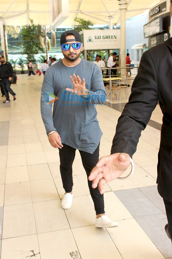 aamir khan ileana dcruz bipasha basu and many others snapped at the domestic airport 18