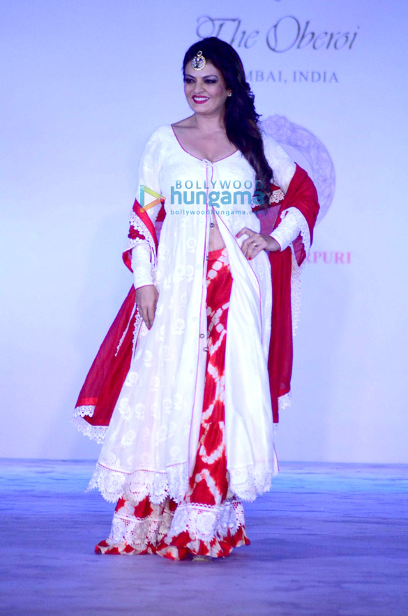 celebs walk the ramp for terry fox india committee 5