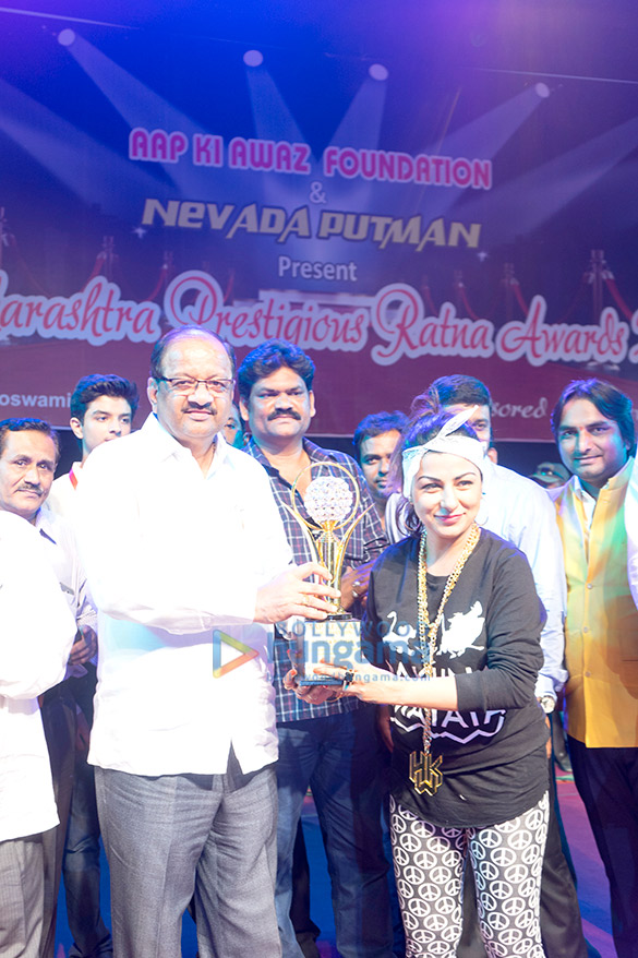 hard kaur honoured at the maharashtra prestigious ratna awards 4