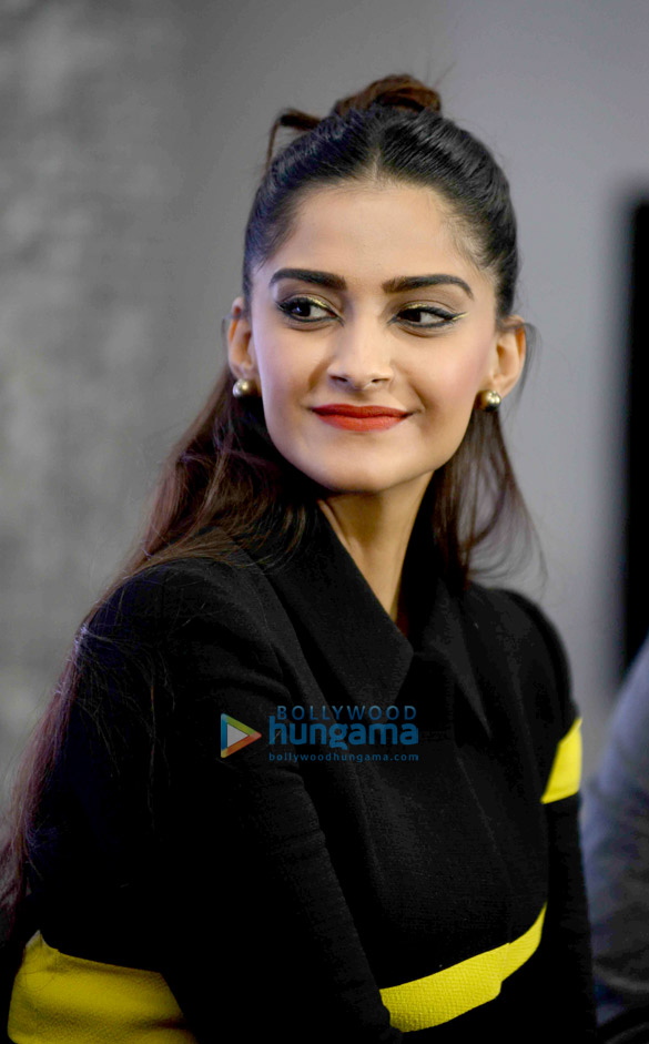 sonam kapoor promotes neerja at the pro kabaddi in delhi 5