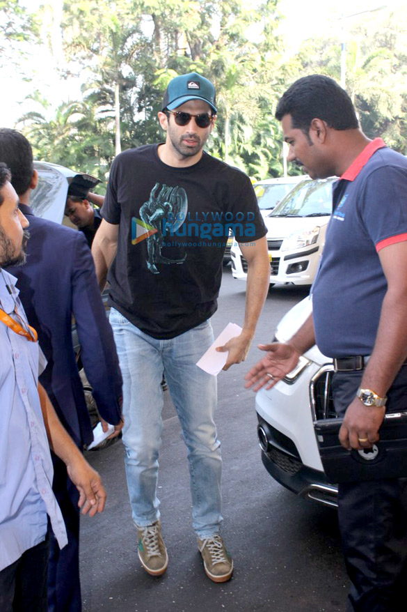 aditya roy kapur sonam kapoor others snapped at the domestic airport 2