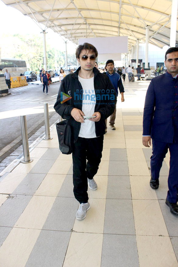aditya roy kapur sonam kapoor others snapped at the domestic airport 4