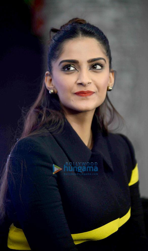 sonam kapoor promotes neerja at the pro kabaddi in delhi 6