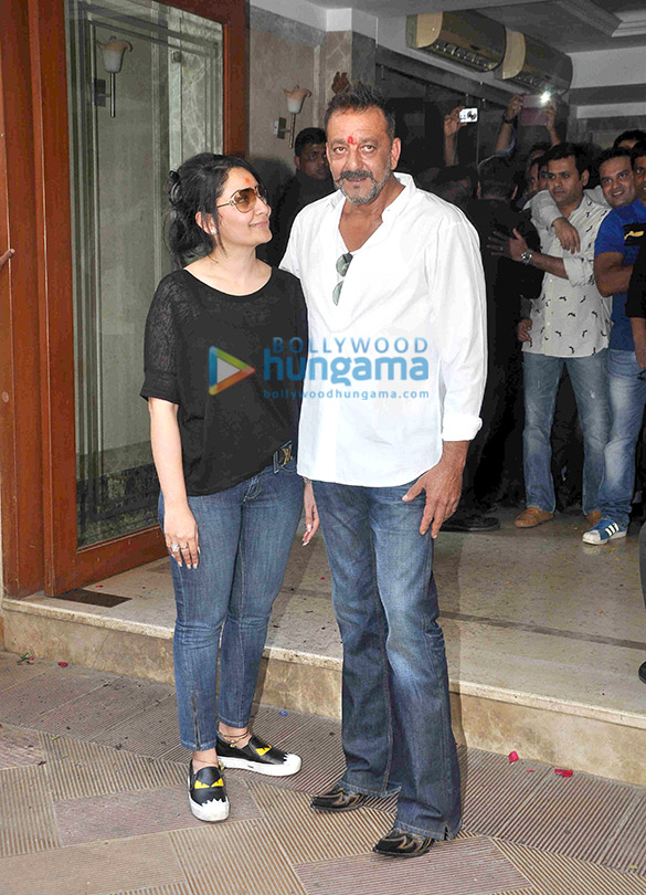 sanjay dutt meets the media at his home in bandra 6