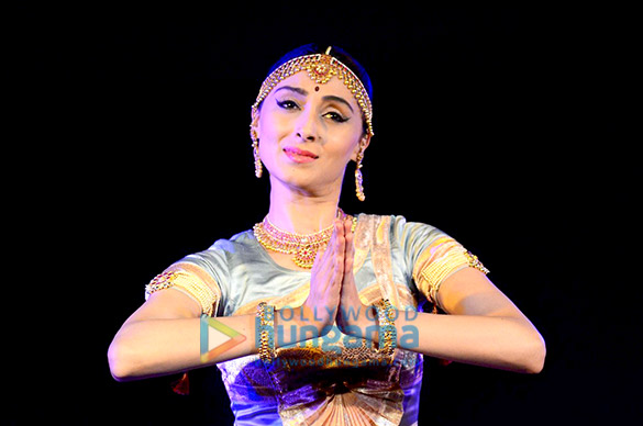 sonam kapoor graces pernia qureshis dance performance 7
