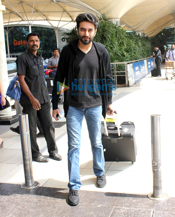 aditya roy kapur other celebs snapped at the domestic airport 7