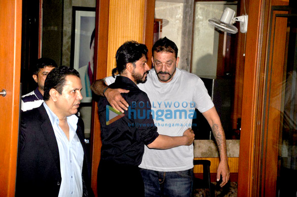 shah rukh khan visits sanjay dutts home post his release 5