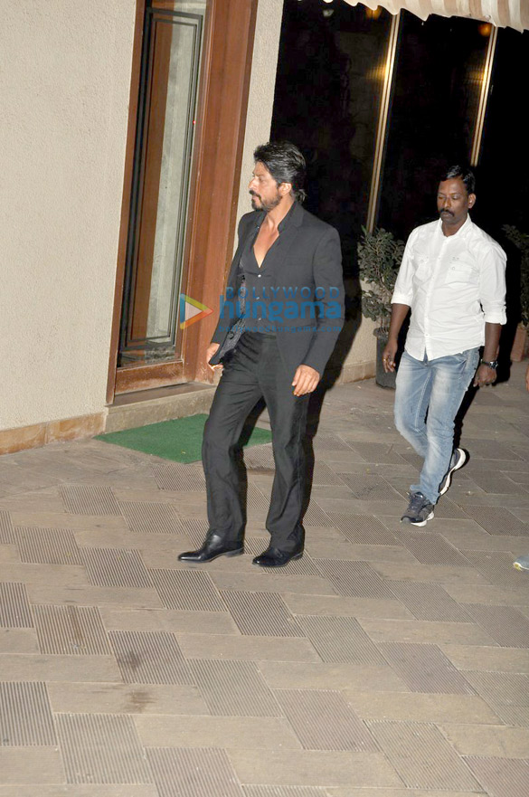 shah rukh khan visits sanjay dutts home post his release 13