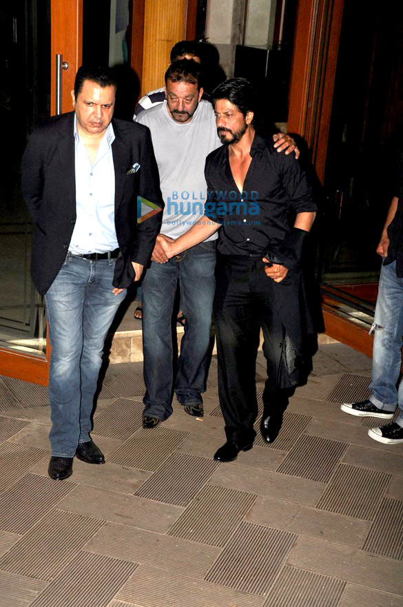 shah rukh khan visits sanjay dutts home post his release 4