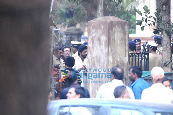 shah rukh khan mahira khan snapped on the sets of raees 8