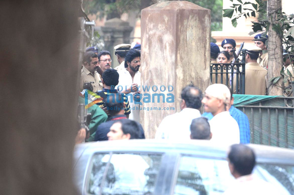 shah rukh khan mahira khan snapped on the sets of raees 9