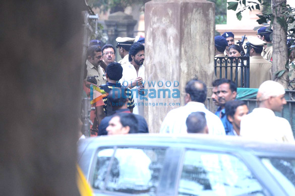 shah rukh khan mahira khan snapped on the sets of raees 6