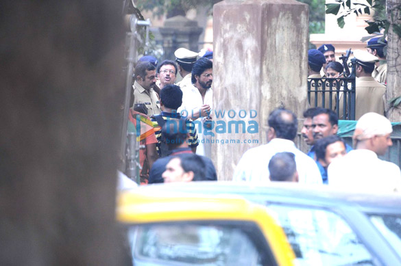 shah rukh khan mahira khan snapped on the sets of raees 2