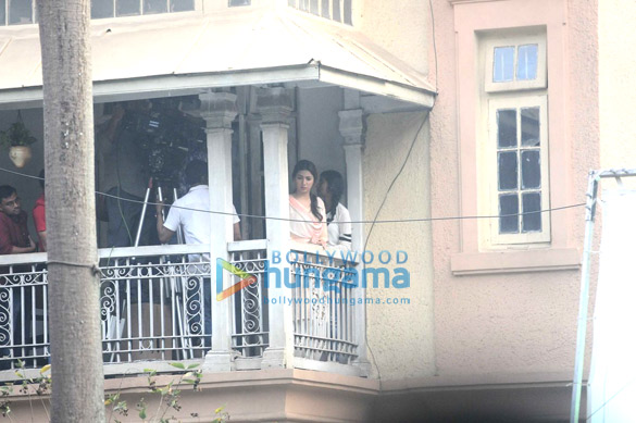 shah rukh khan mahira khan snapped on the sets of raees 5