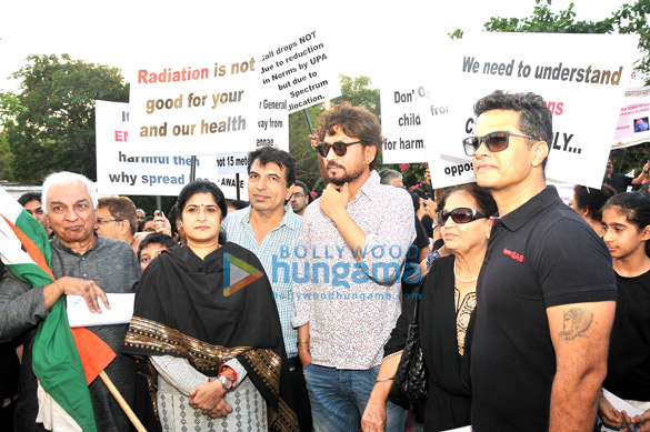 irrfan khan flags off the silent march by residents of lokhandwala oshiwara to prevent installation of 4g tower in public ground 3