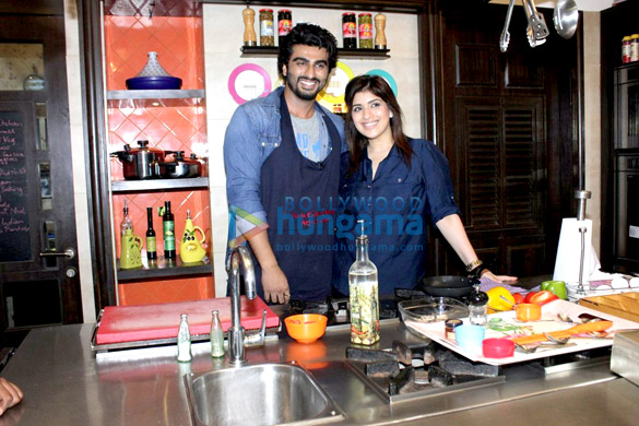 arjun kapoor cooks up an omlette for ki ka promotion 2