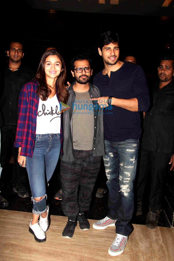 kapoor sons cast meet fans during theatre visit 4