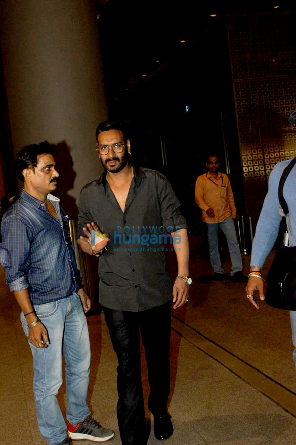 ajay devgn virat kohli others snapped at the airport 2