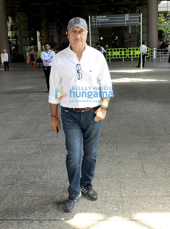 kareena kapoor khan arjun kapoor others snapped at the domestic airport 6