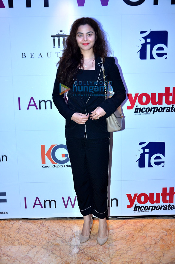 sonam kapoor receives the i am woman women empowerment award 5