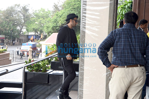 ranveer singh snapped outside a suburban hotel 4