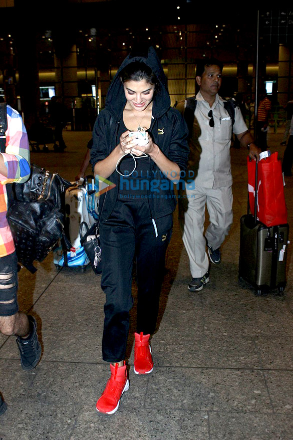 jacqueline fernandez snapped returning from puma launch in delhi 5