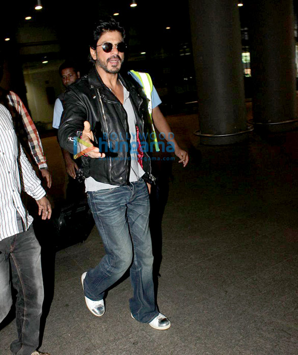 shah rukh khan arrives from london after promoting fan 5