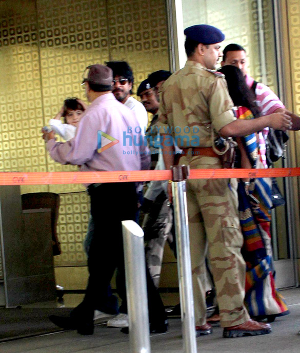 shah rukh khan snapped with abram khan at the airport 2