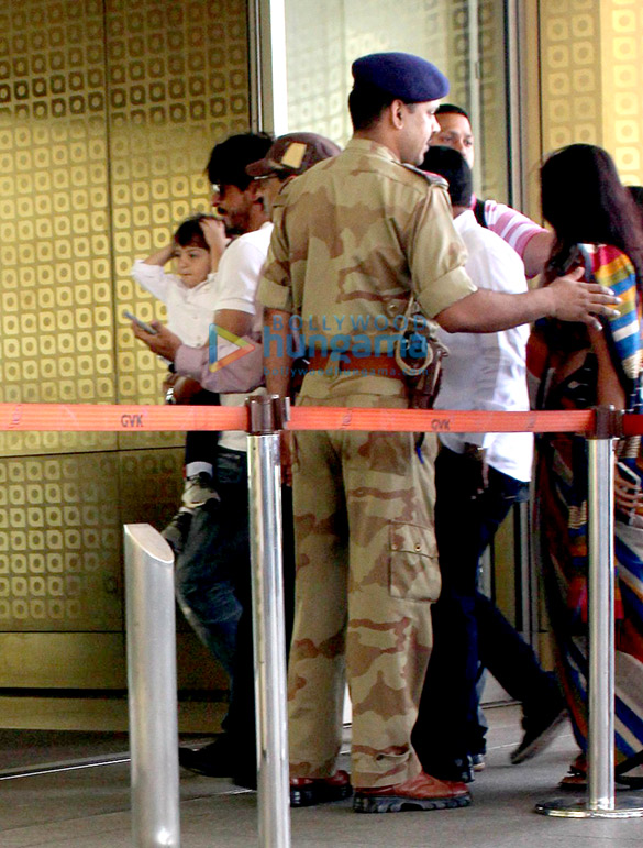 shah rukh khan snapped with abram khan at the airport 4