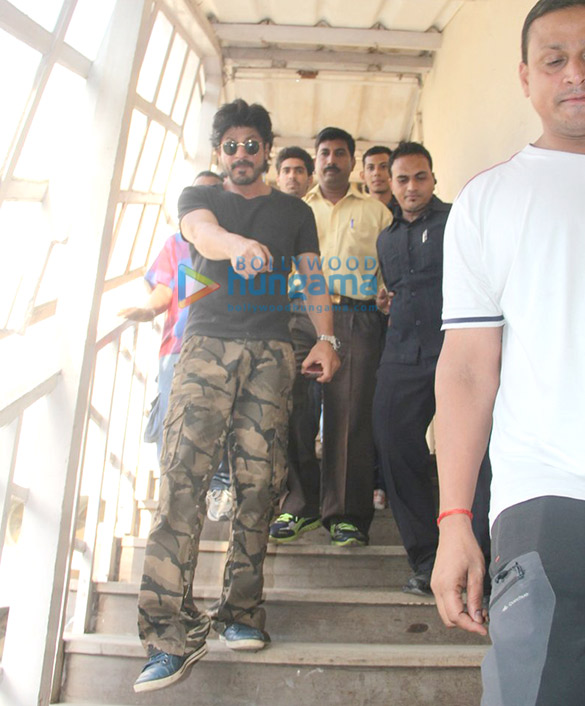 shah rukh khan snapped on the sets of raees with ritesh sidhwani rahul dholakia 6