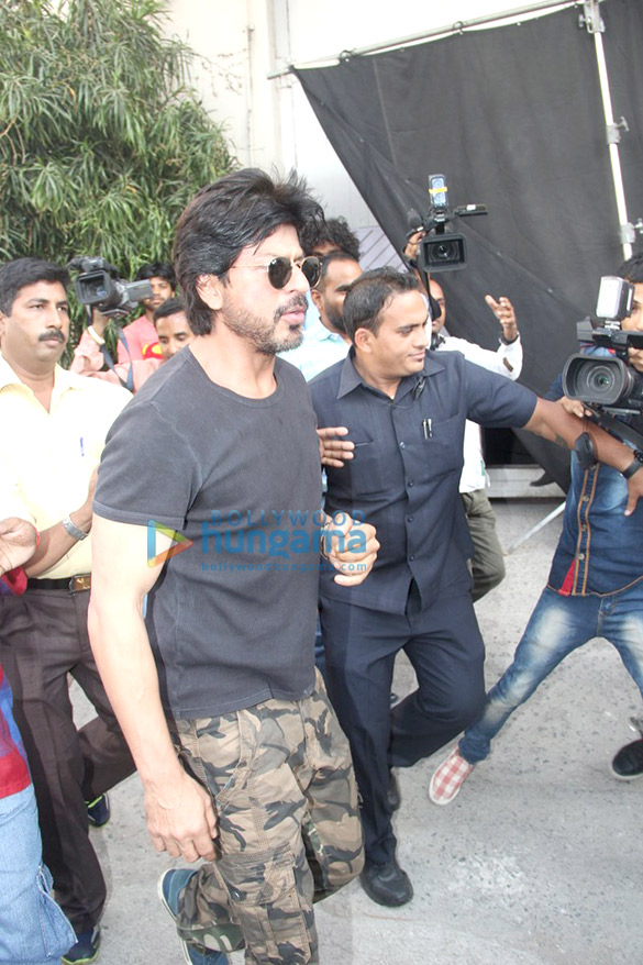 shah rukh khan snapped on the sets of raees with ritesh sidhwani rahul dholakia 7