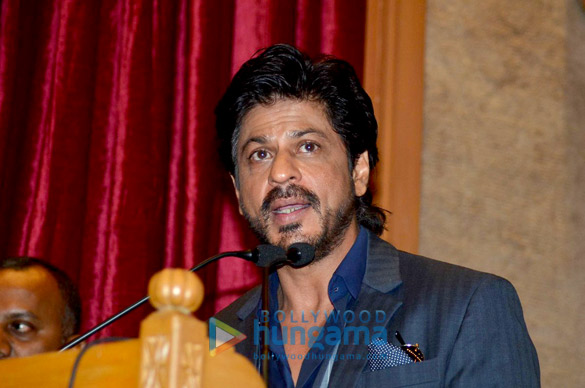 shah rukh khan at the launch of shaina ncs book movers makers 6