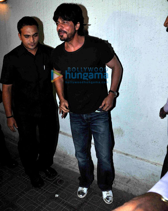 shah rukh khan varun dhawan others at dharma productions last day in current office get together 3