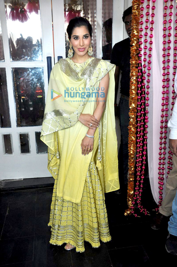 bipasha basu karan singh grovers mehndi ceremony at villa 69 4