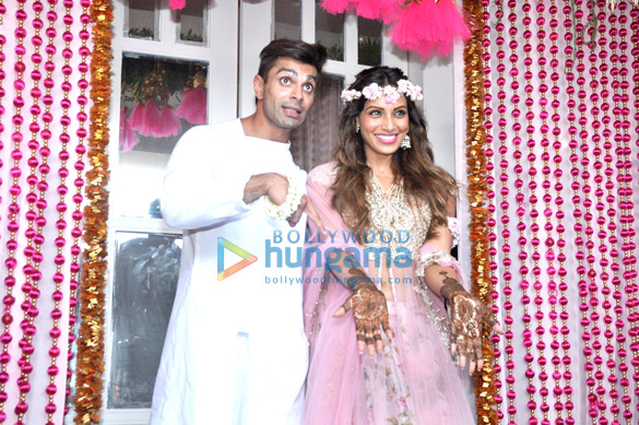bipasha basu karan singh grovers mehndi ceremony at villa 69 3