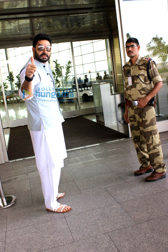 kareena kapoor khan shilpa shetty others snapped at the airport 13