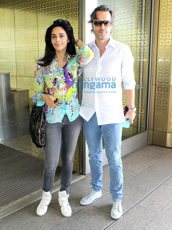 mallika sherawat snapped at the airport 7