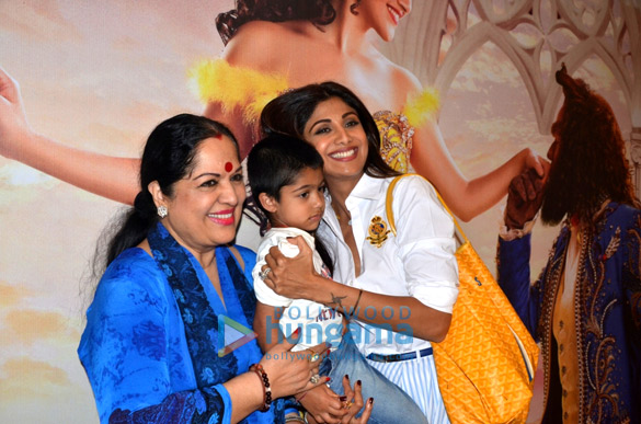 madhuri dixit shilpa shetty family at disneys beauty and the beasts musical event in mumbai 8