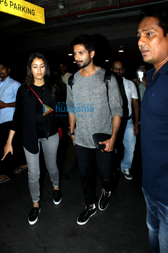 shahid kapoor mira rajput arrive from vacations 9