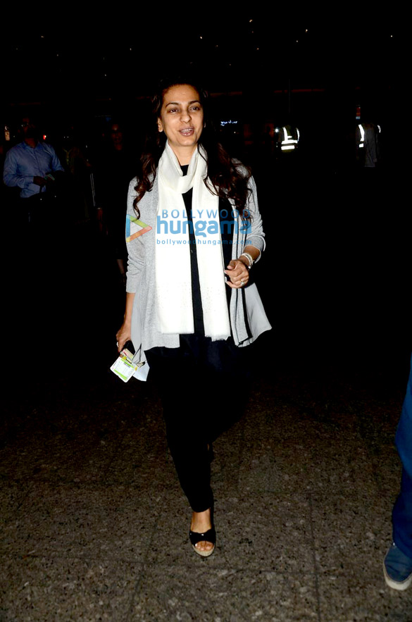 juhi chawla jay mehta snapped at the airport 4