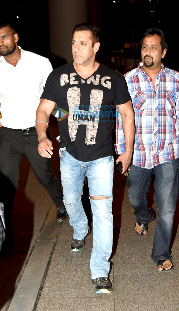 salman khan arrives with lulia vantur sushila charak alvira khan post his film sultans shoot in punjab 2