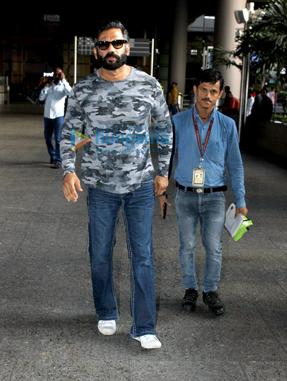suniel shetty kajal aggarwal manisha koirala snapped at the airport 2