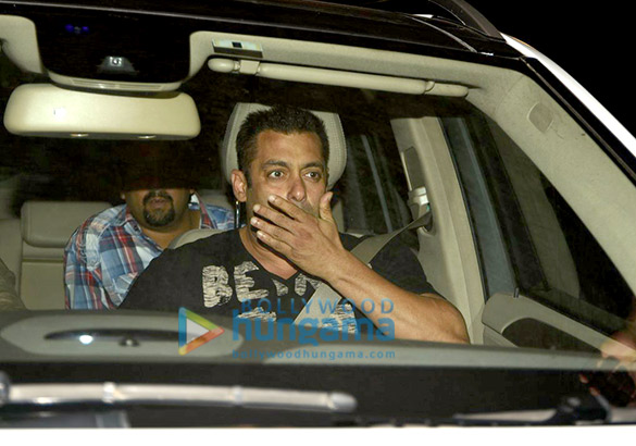 salman khan arrives with lulia vantur sushila charak alvira khan post his film sultans shoot in punjab 8