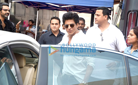 shah rukh khan snapped on the sets of an ad shoot 4